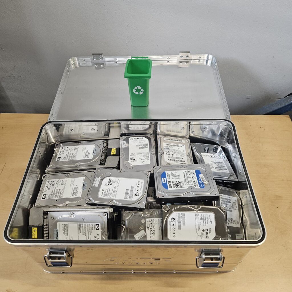 Festplatten in einer Aluminium-Transportbox